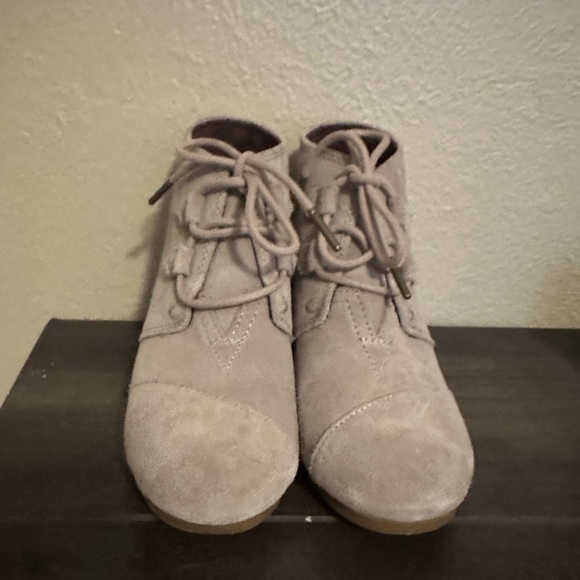 EUC✨TOMS: Light Sand,Suede Lace up bootie - Picture 3 of 4